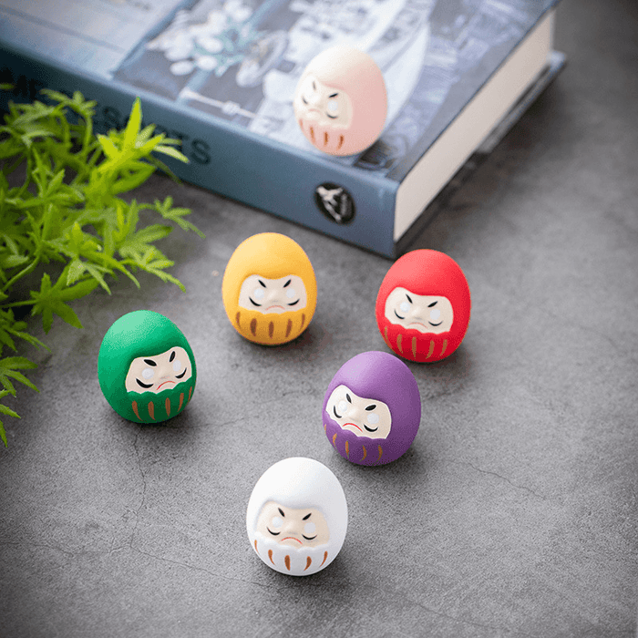 Figurine Daruma Mignon en Porcelaine Jaune | Ramen Nation