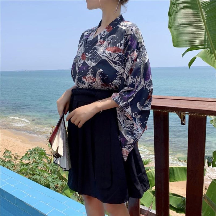 Kimono japonés para mujer corto negro y rojo | Ramen Nation
