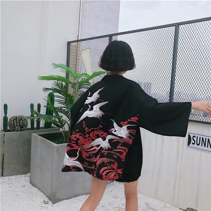 Kimono negro con diseño de grullas y olas japonesas para mujer | Ramen Nation
