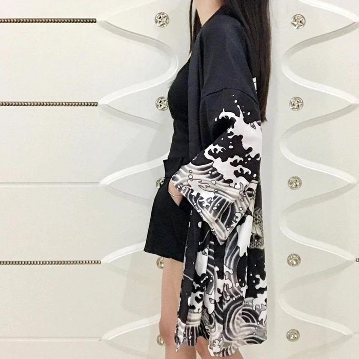 Chaqueta kimono negra para mujer Patrón de grulla japonesa | Ramen Nation